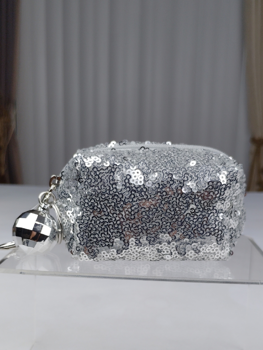 Mac Small Cosmetics Bag With Key Chain. - Picture 2 of 9